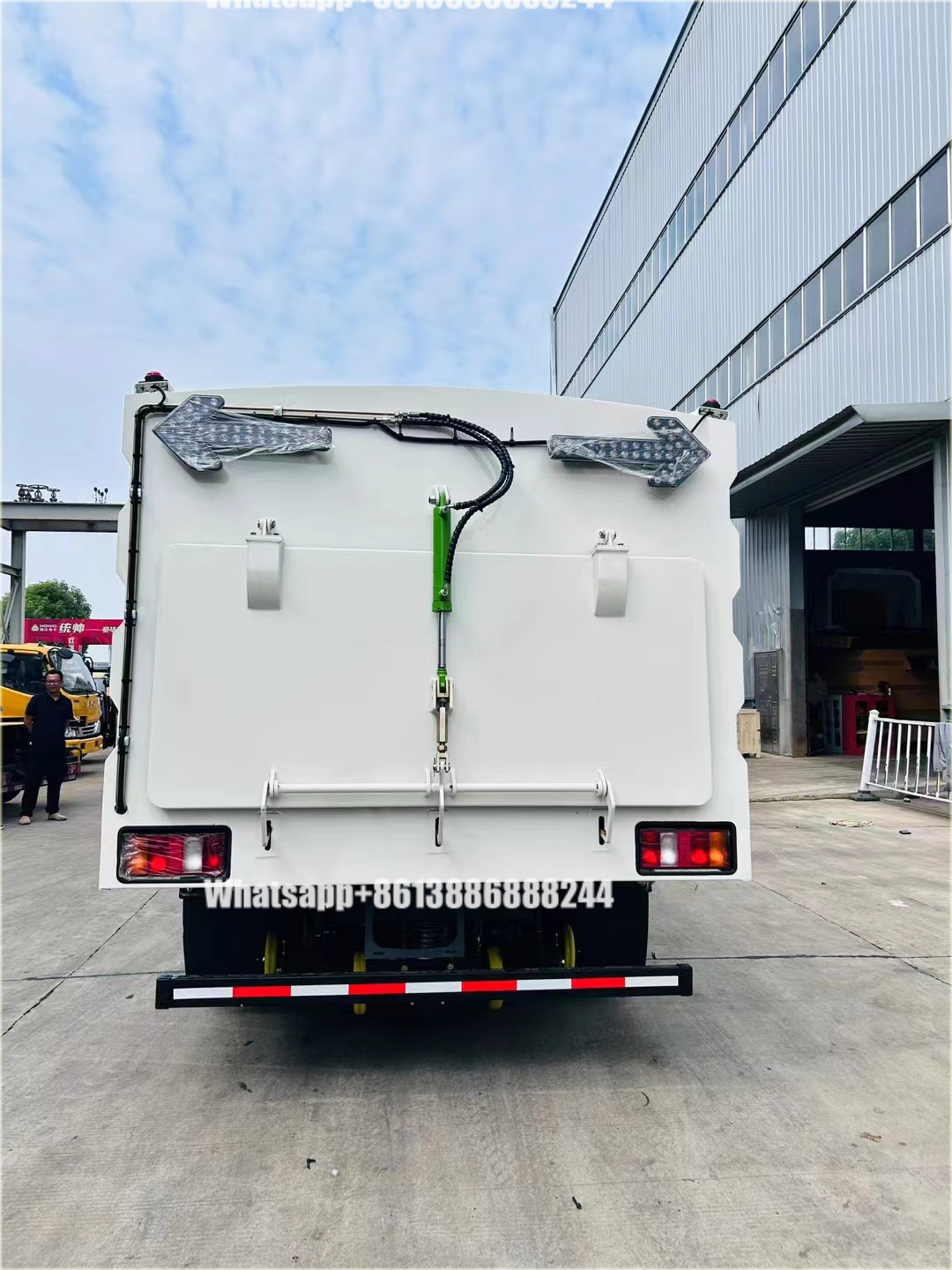 HOWO 5000 Liters Road Sweeping Truck Euro VI Truck Mounted Street Sweeper