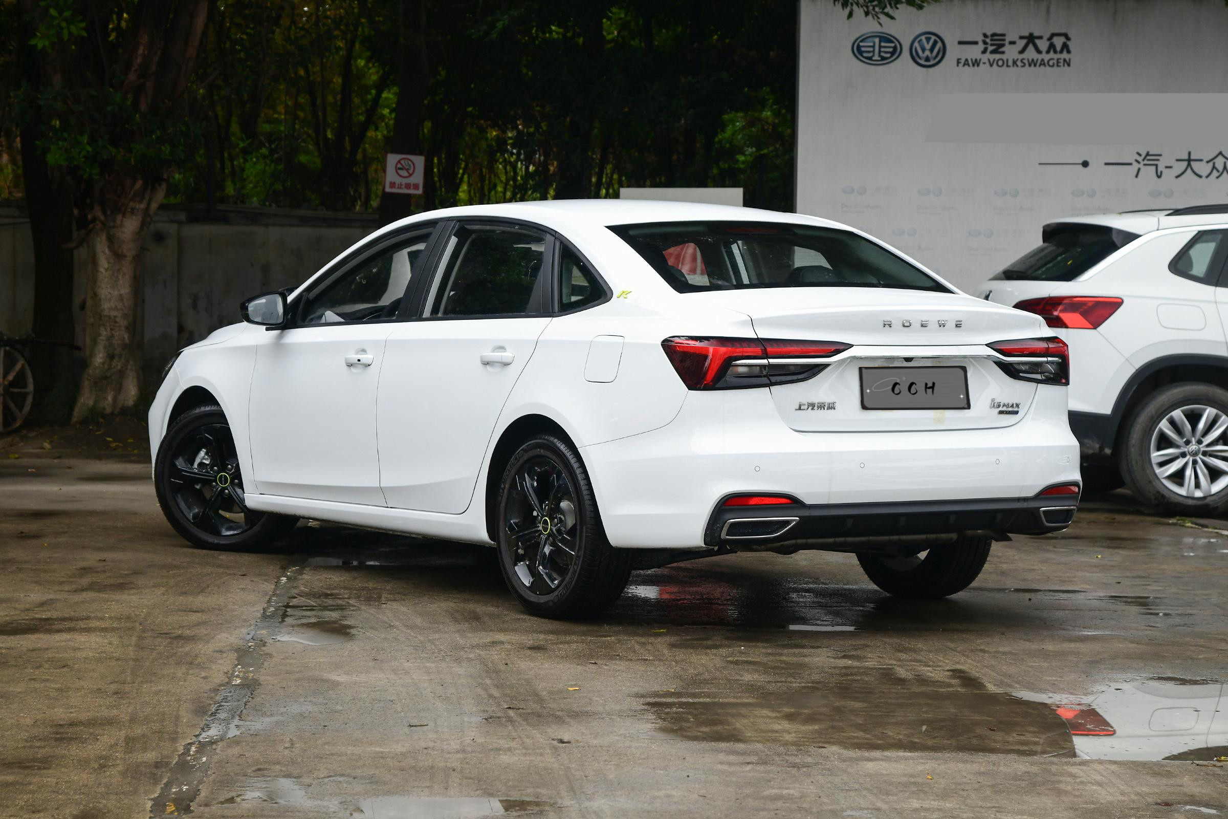 Ternary Lithium Electricity Roewe I6 MAX Skylight Exclusive New Energy Vehicles