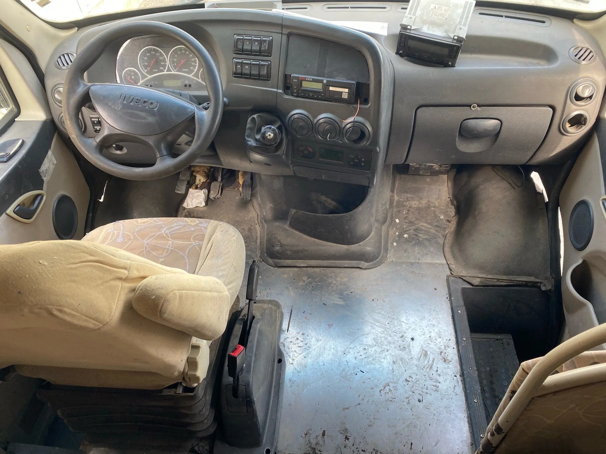 Second Hand Mini Van Front Engine 11 Seats Rear Doors A/C High Roof 140hp Used IVECO Minibus NJ6604