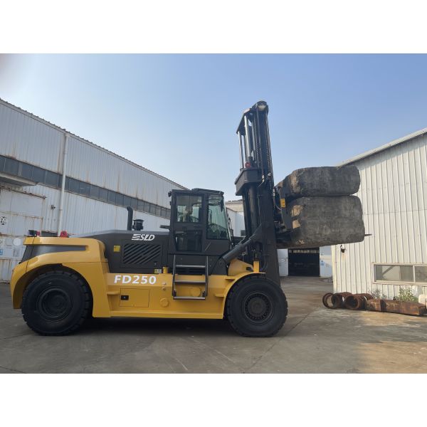 Customized Container Forklift with Fork Positioner for Optimal Material Handling