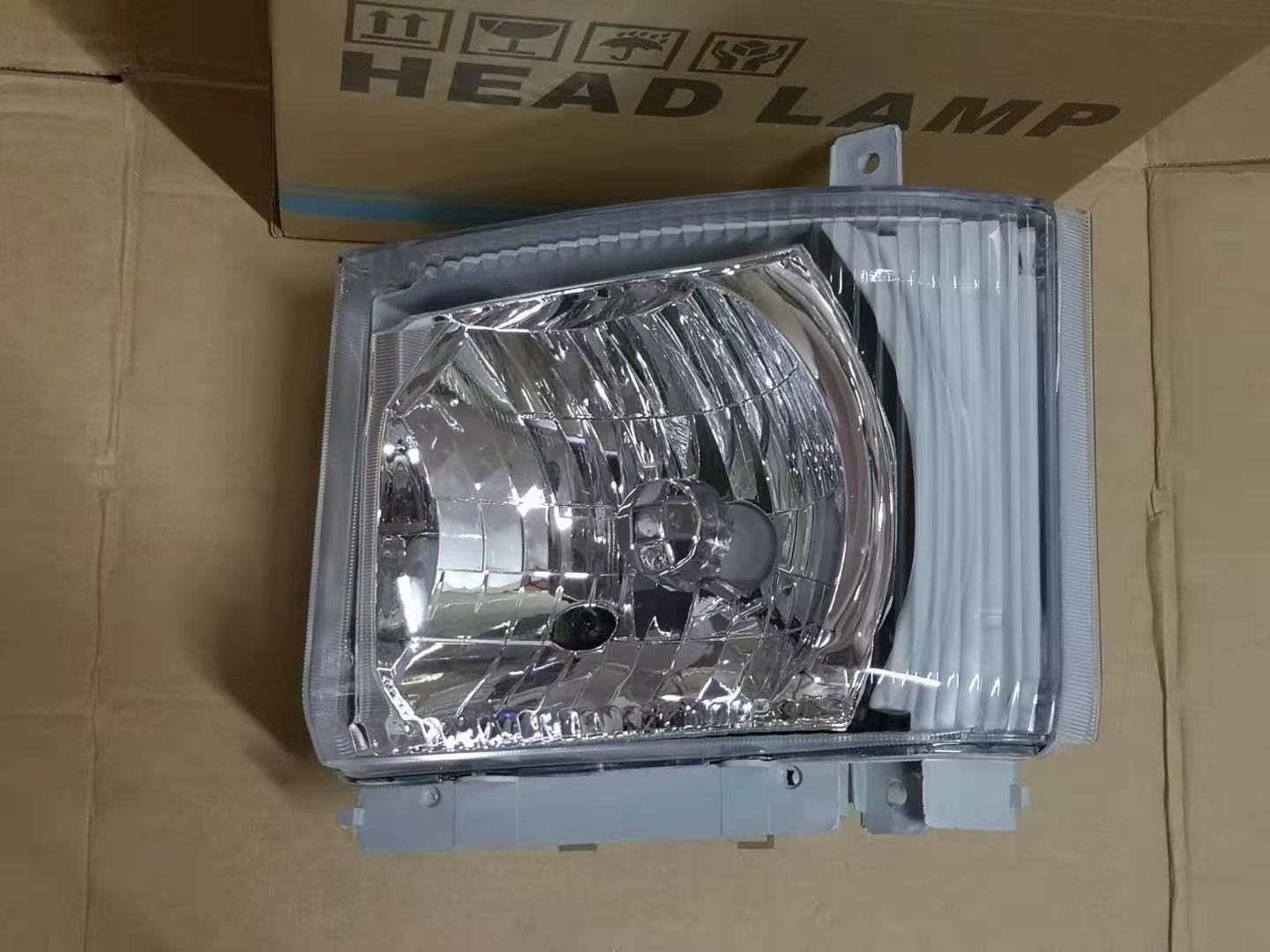 8980984812 8980984822 ISUZU Body Parts Headlamp For NPR FSR CYZ Model 2005