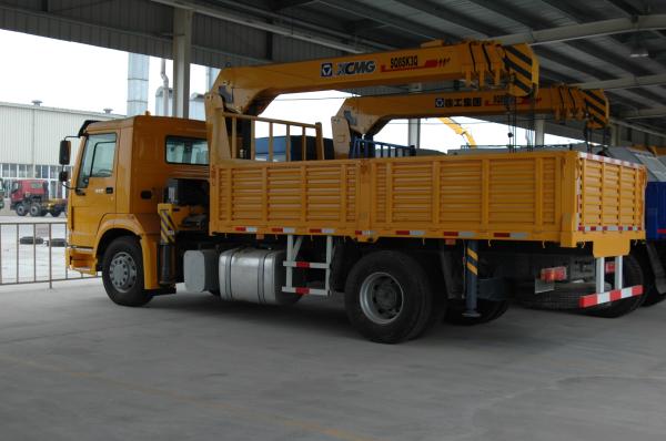 Mini 4x2 5 Ton Truck Mounted Hydraulic Crane , Telescopic Mobile Crane