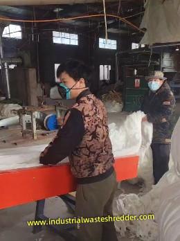 Industrial Waste Non-woven Fabric Shredder 18.5KW 700-900kg/h 4 2 Blades For