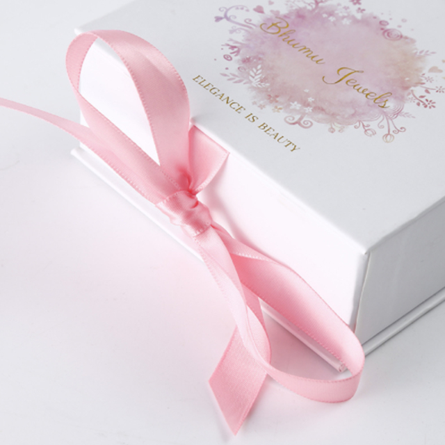 Custom Logo Printing Cardboard Magnetic Gift Boxes for Elegant White Perfume Box and Gifts