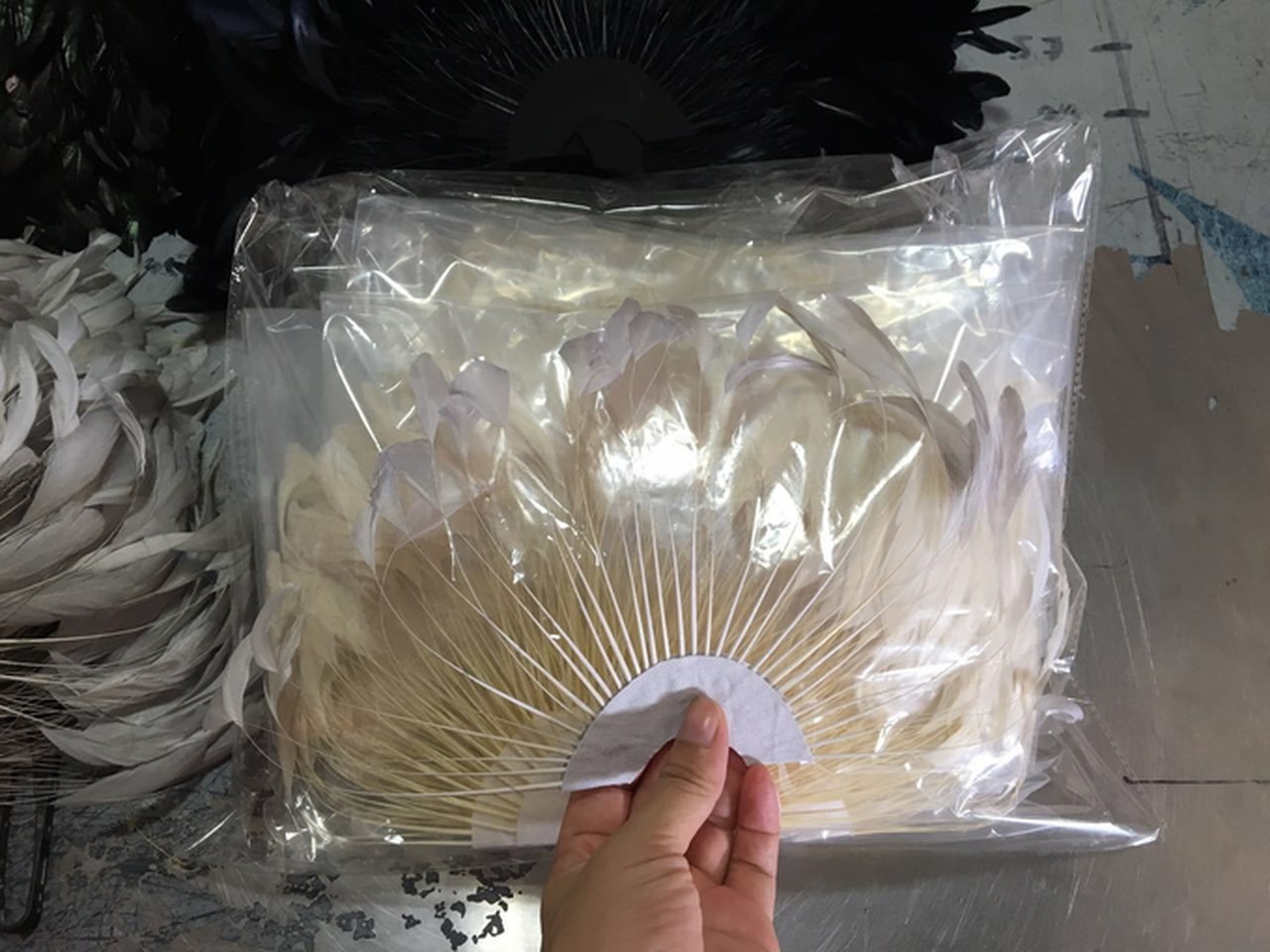 Dyed Pattern Party Decoration Stripped Coque Feather Flower Fan With Wire Accessory