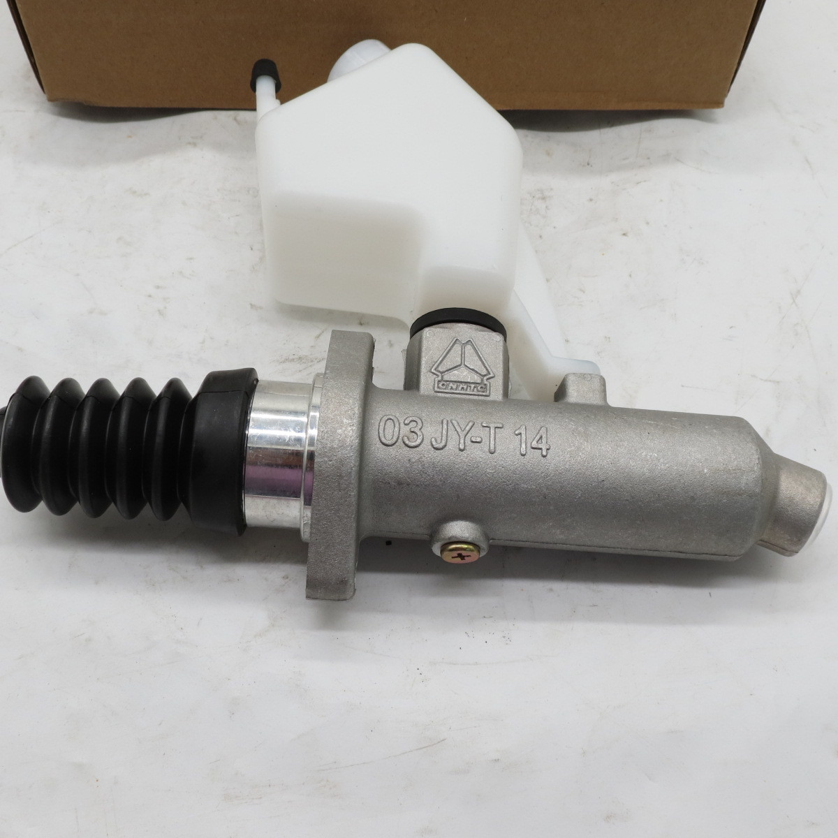 A7 T7H clutch master cylinder WG9925230520/1 with oil canA7 T7H Clutch Master Cylinder WG9925230520/1 With Oil Can