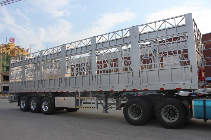 Logistics Fence Semi Trailer for Bulk Cargo and Livestock Transportation in Warehouse
