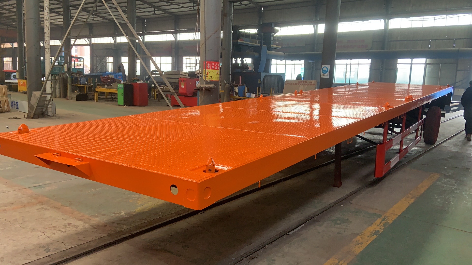 Japan Market Semi Truck Flatbed Trailer with 80T Max Payload and Hydraulic Ladder