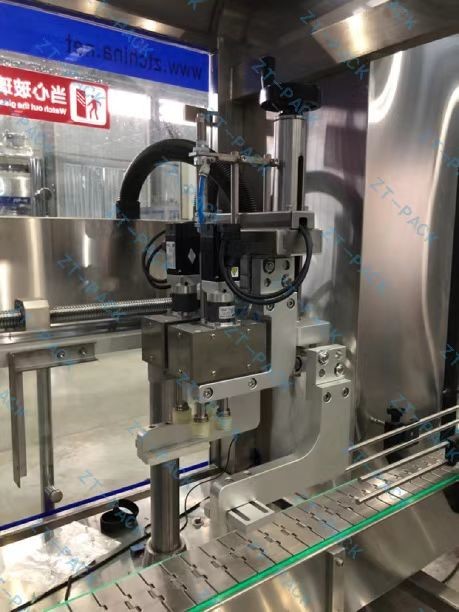 Oil Liquid Soap Automatic Cap Tightener 2500bph Automatic Cap Sealing Machine
