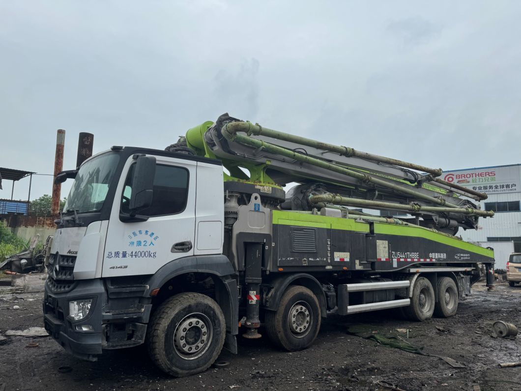Zoomlion Concrete Pump Truck 56 Meters Using Mercedes-Benz Chassis for 20 Years