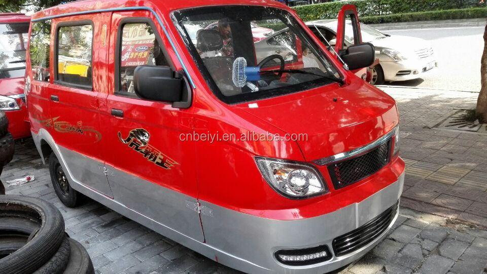 300cc 4 Stroke Enclosed Tricycle for 5 People and 600kg Loading Capacity in Peru 2016