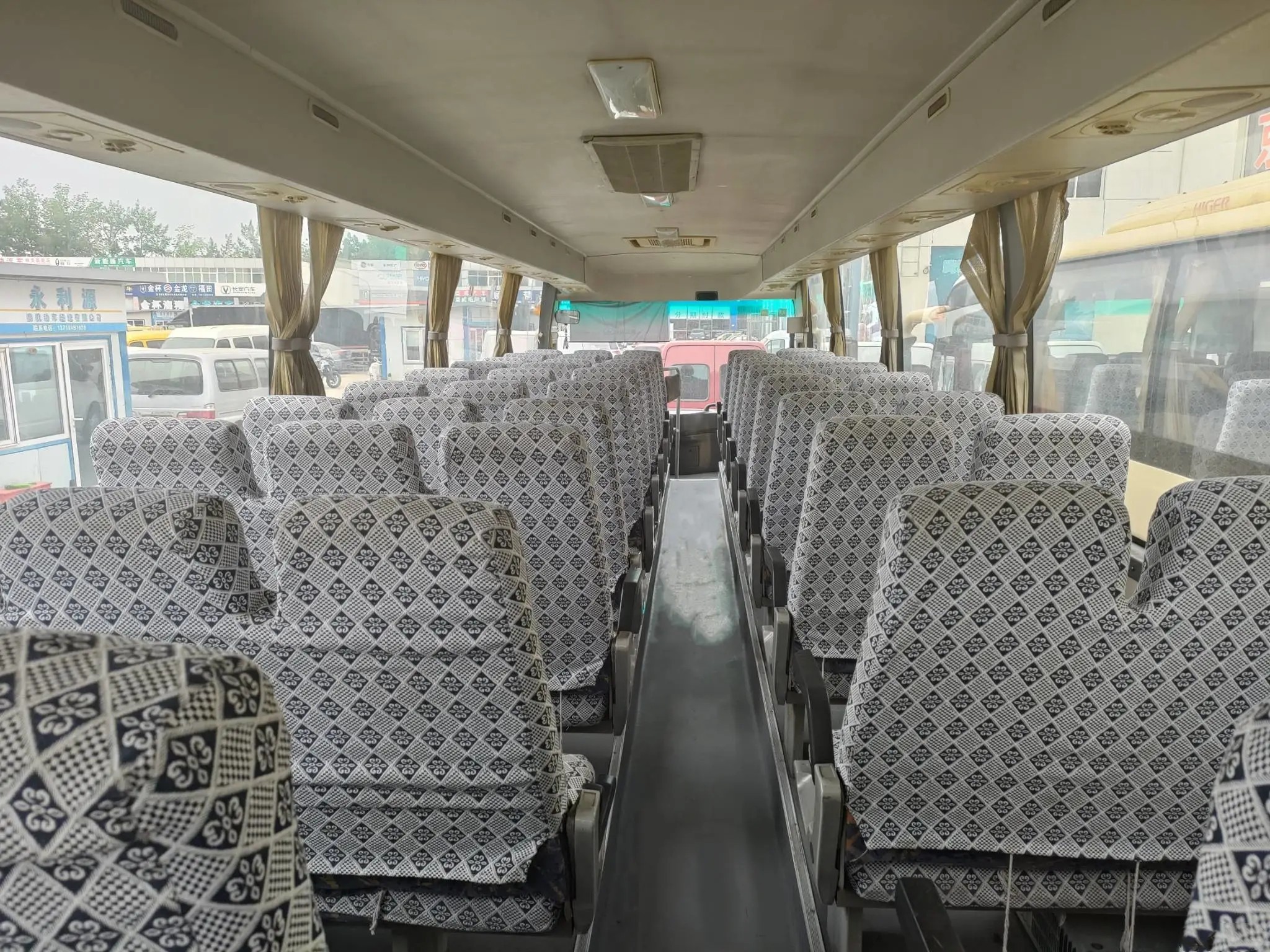 Used Mci Bus KLQ6116 Used Higer Sealing Window 55 Seats Single Door Yuchai Engine 10.5 Meters