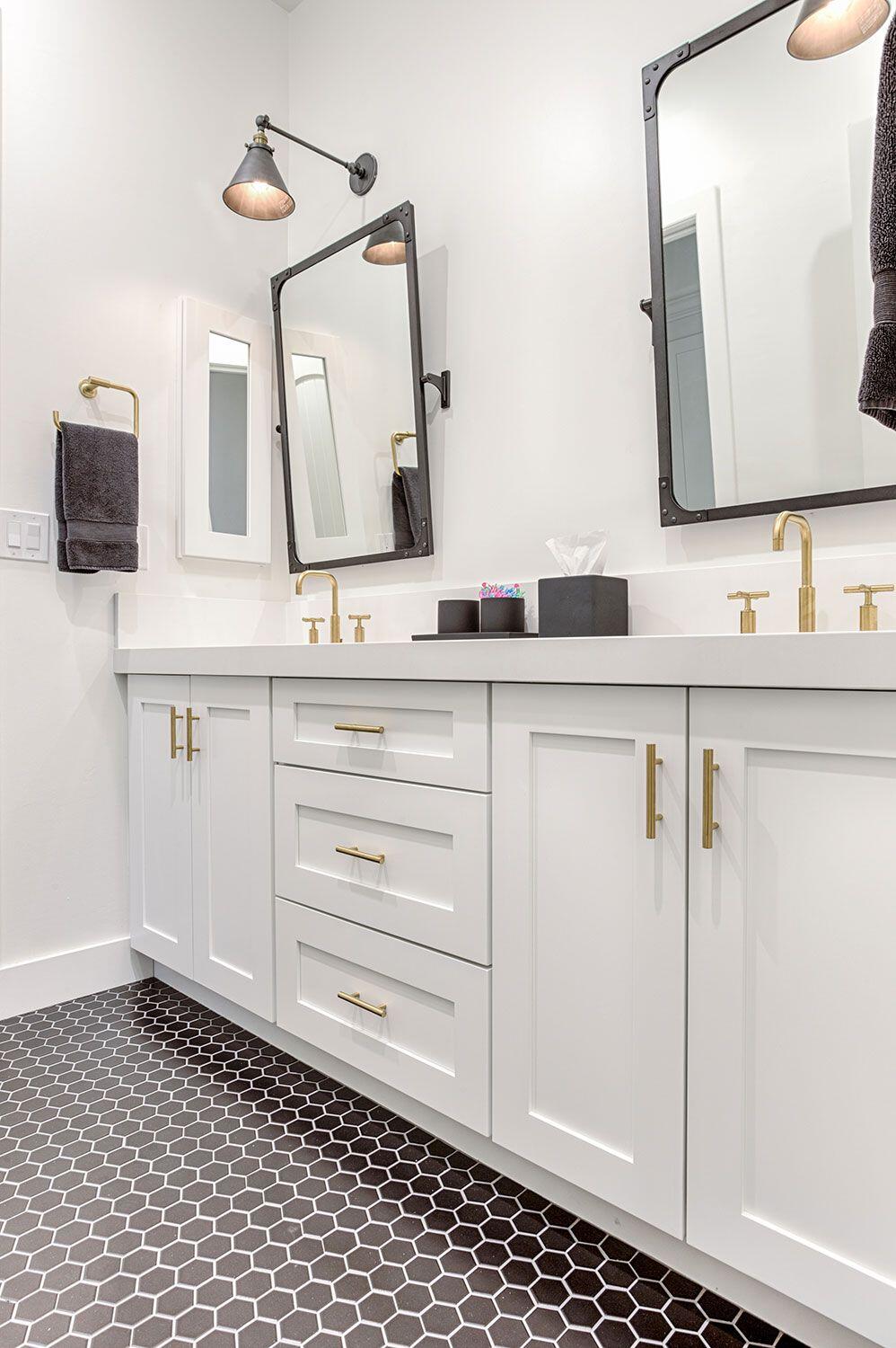 Solid Wood Bathroom Vanity With Sink in Modern Design Style and Luxury White Lacquer