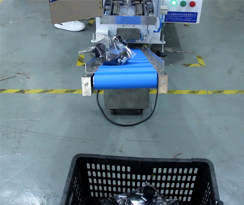 2023 Hot Sales Casters Manual Placement Sealing Bagging Packaging Machine With Printing Text Plastic Film