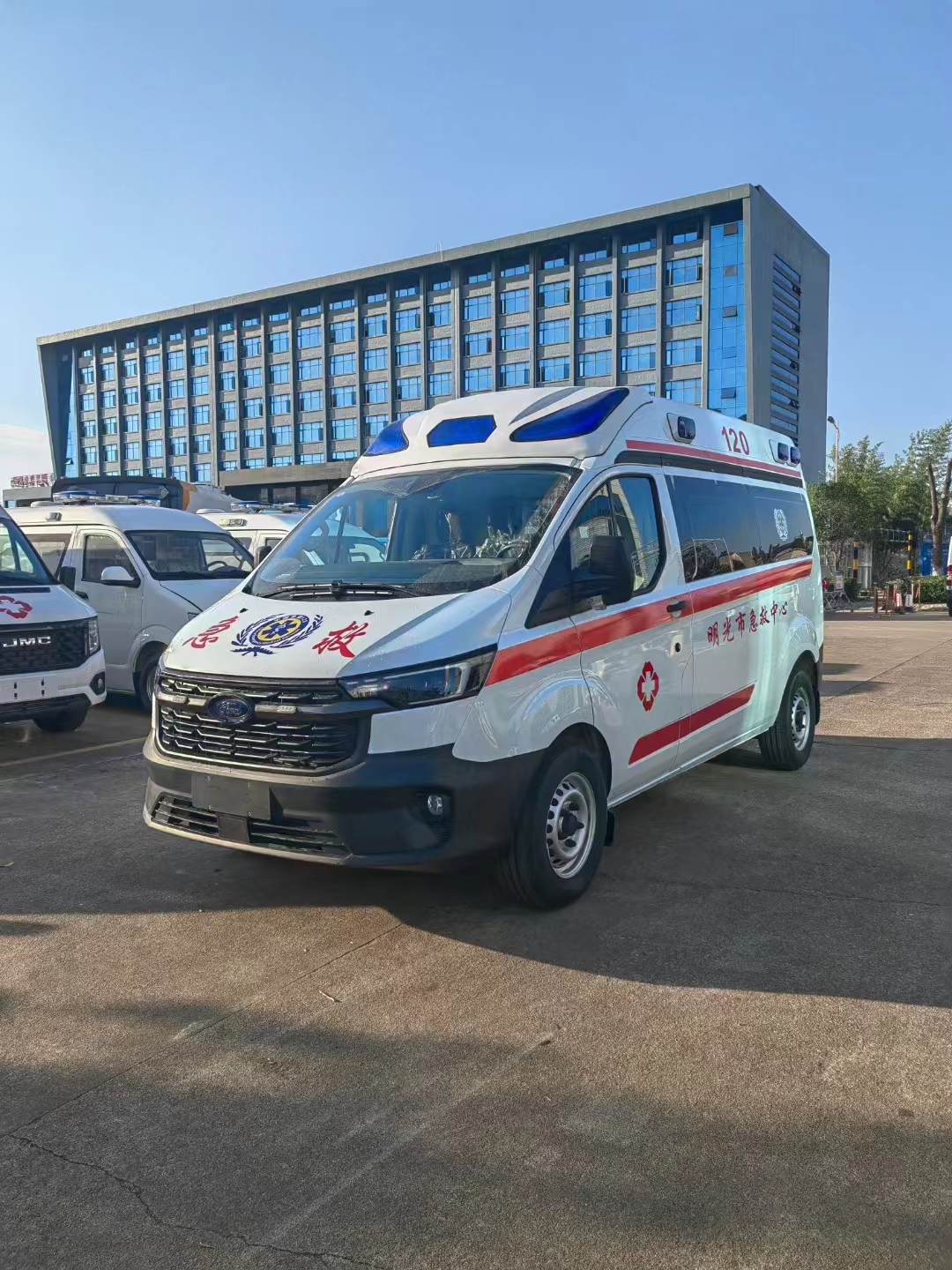 The Type of Transport Is 5 Adult Ambulance Ambulance of a Well-known Mobile Hospital in China