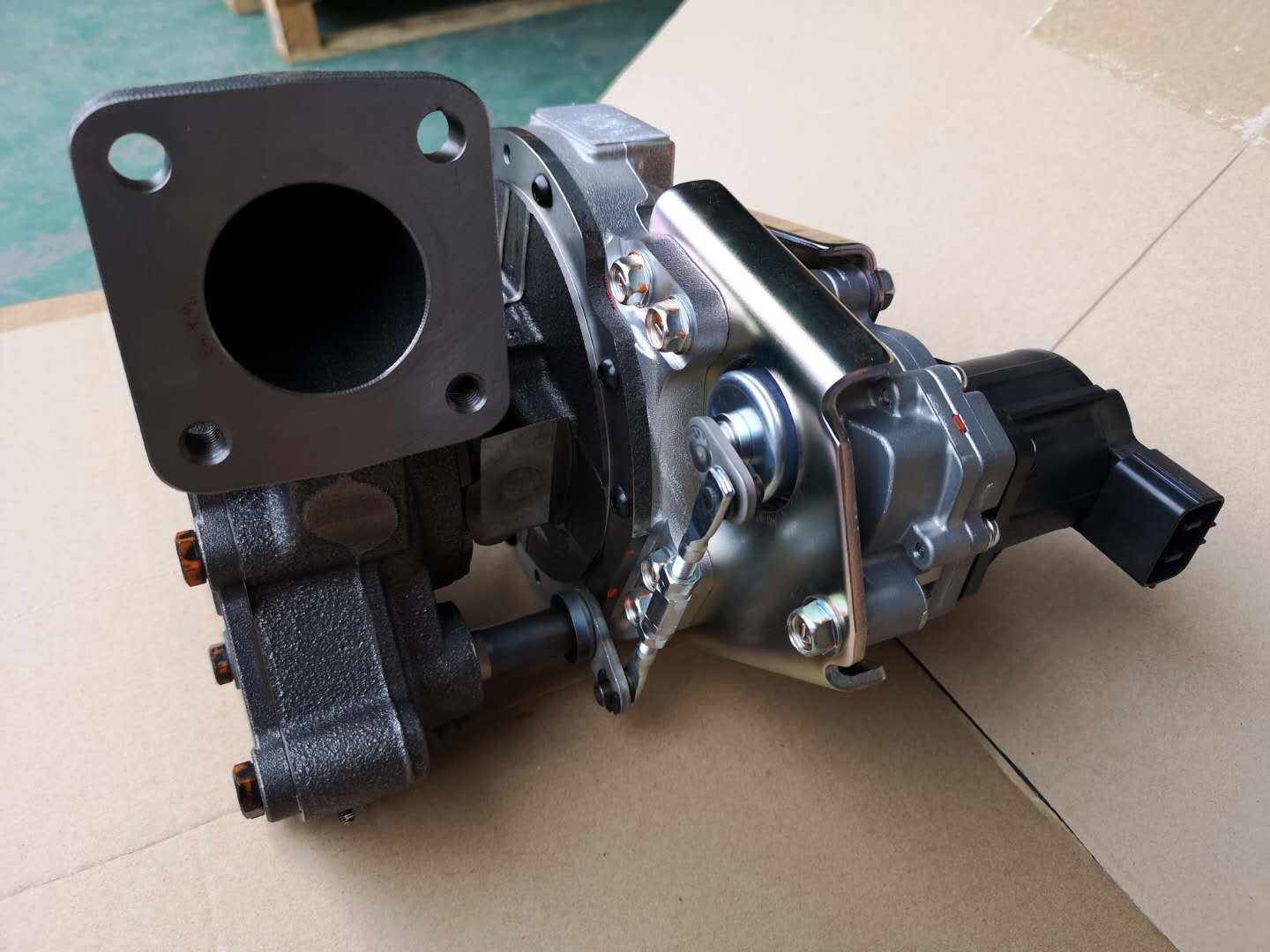NPR NQR 4HK1 Turbocharger 8983520881 With Valve Sensor Isuzu Origin Turbo Increase Engine Power And Improve Fuel Economy