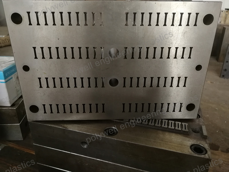 Plastic Moulding Dies Used On Single Screw Machine For Heat Insulation Strips Production