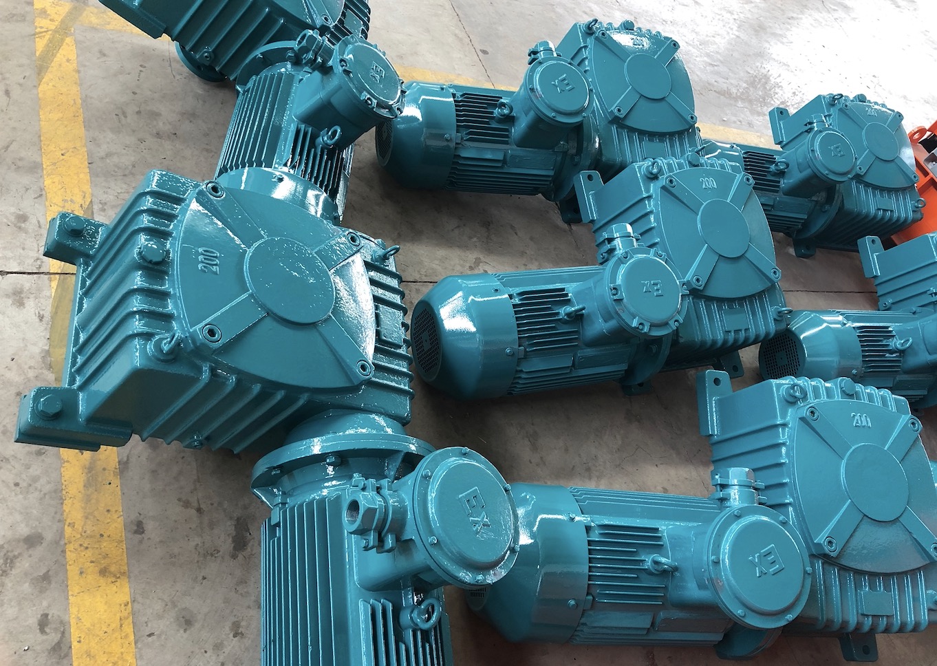 Drilling mud tank mixers