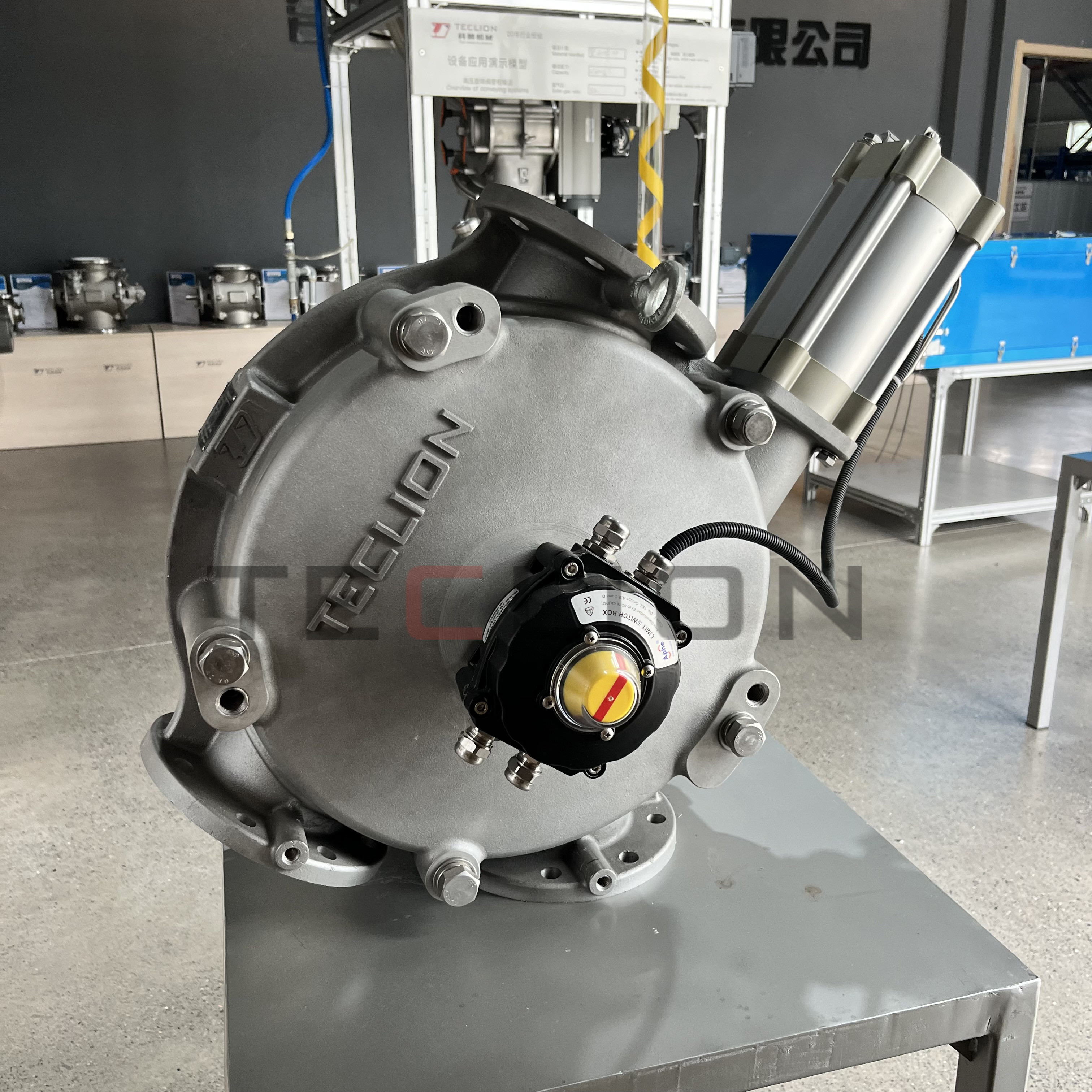 Dual channel directional valve made of stainless steel and cast aluminum material