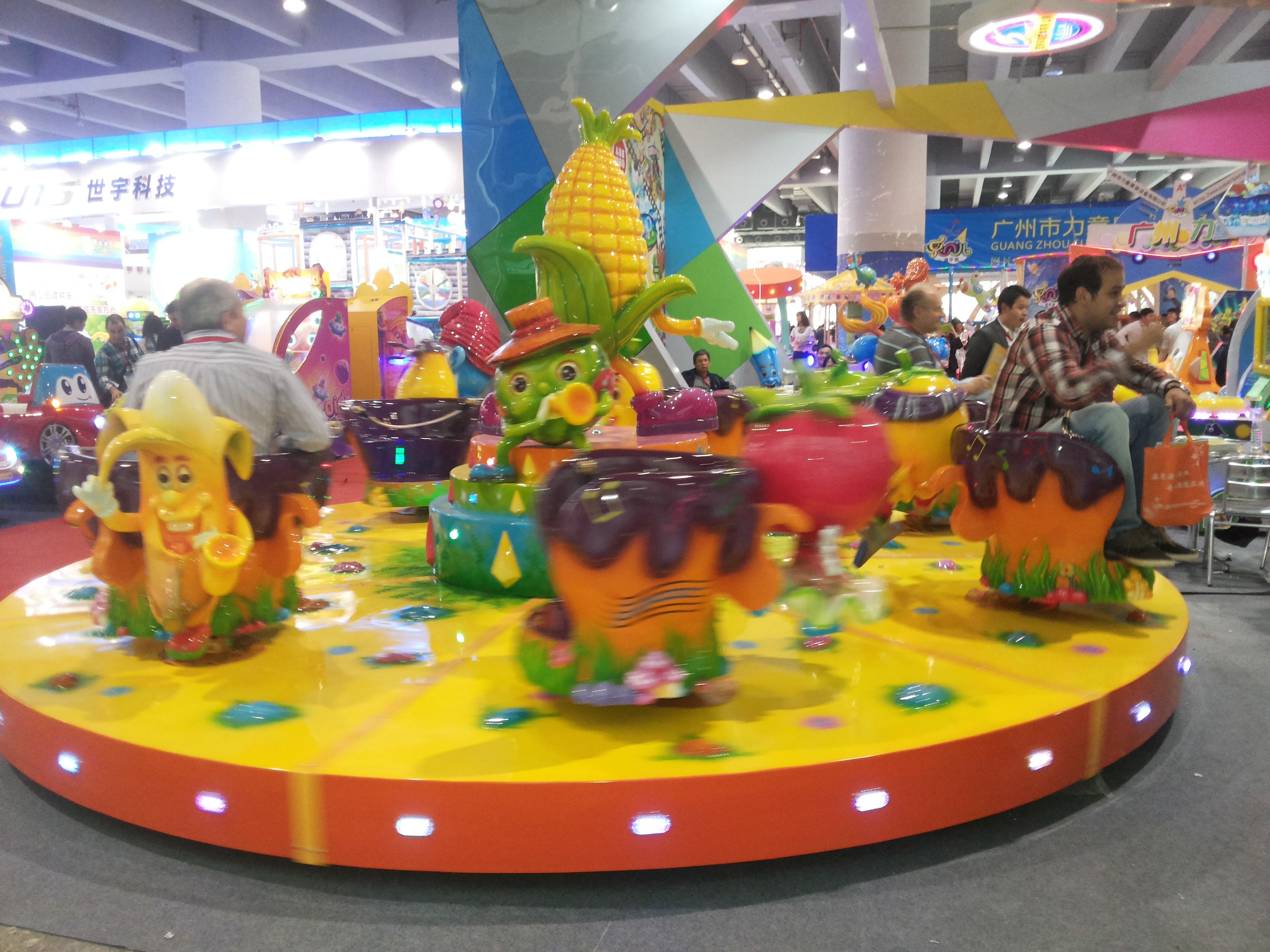 7 Carriages Coffee Cup Ride , Spinning Tea Cups 1.5 KW Power Fashion Design