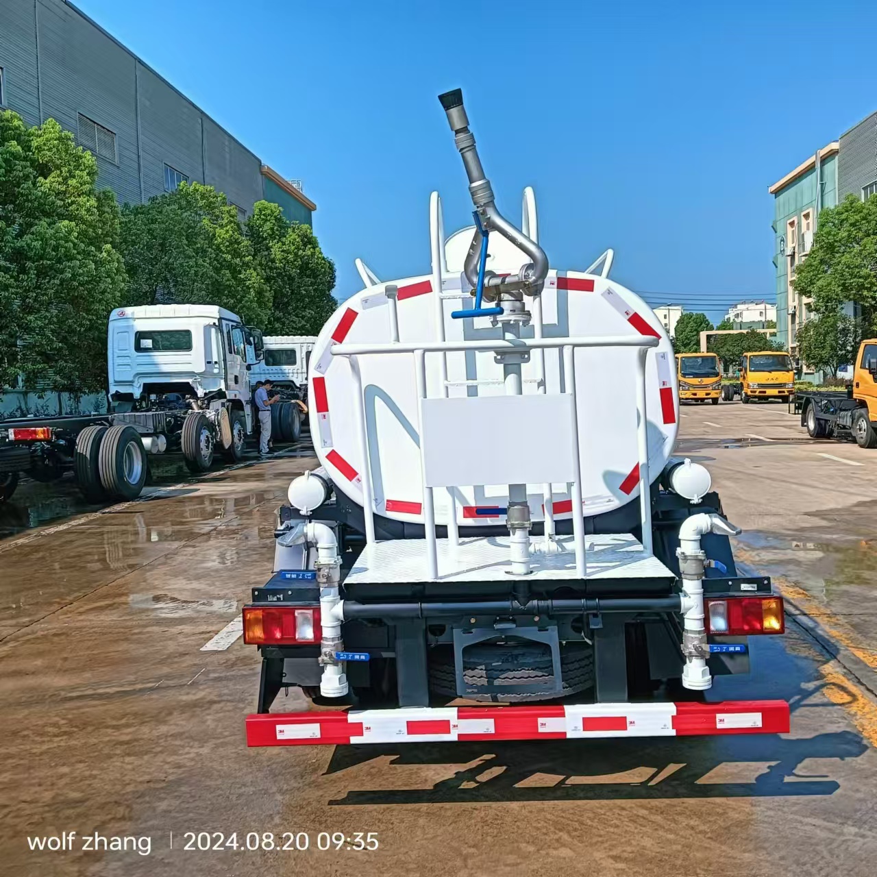 SINOTRUCK Cummins 350hp 10-16 Cubic Meter Gear Box 8 Degreewater Truck for Watering Plants,rushing Roads