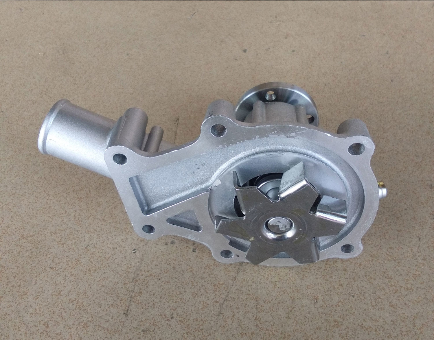 V1505T V1505 Kubota Water Pump 16251-73010 16241-73010