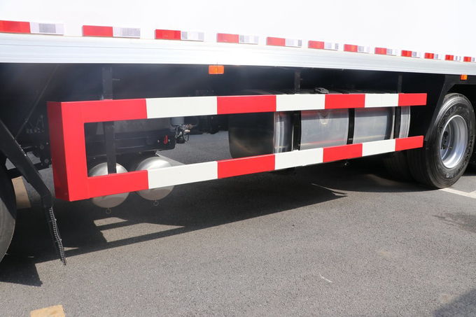 FAW Jiefang CA5320 J6P Heavy Truck Refrigerated Truck Diesel 12 Gears 420 Hp 8X4 9.2m Cargo Box Three Doors