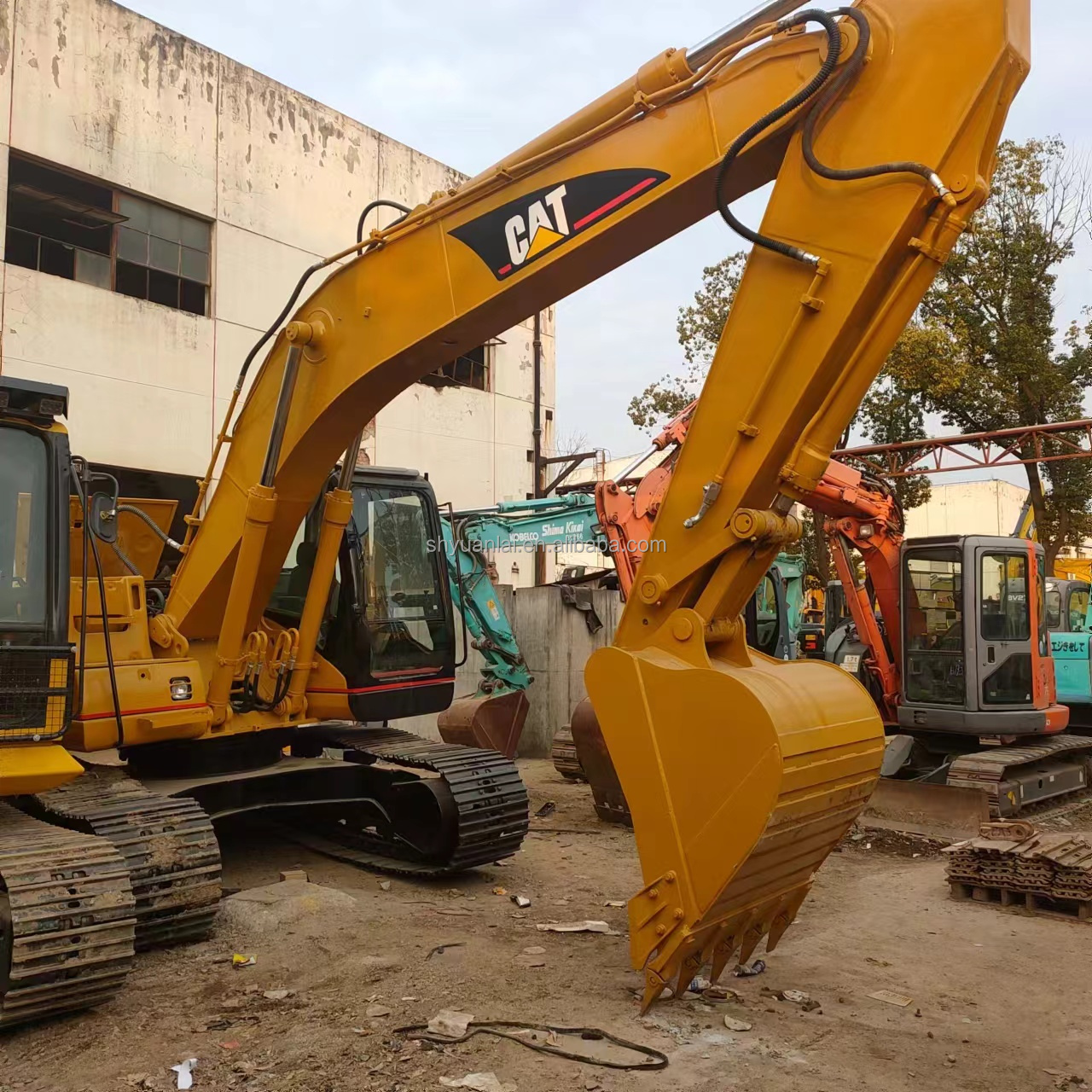 Used Excavator CAT 320B 320C 320D Earthmoving Mini Excavator with 0.8m3 Bucket Capacity