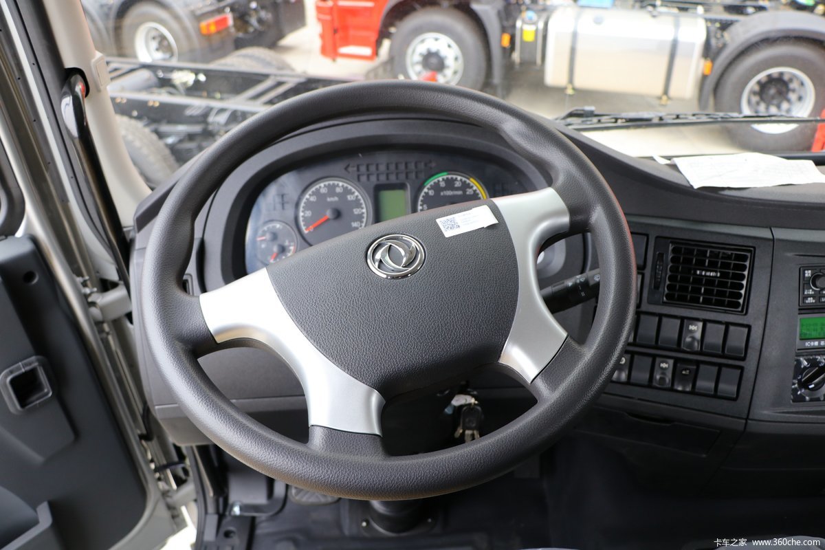 Dongfeng 270 Horsepower 19.9 square Total Weight 32 Ton Fast 8 Gear Corrosive Articles Tank Transporter