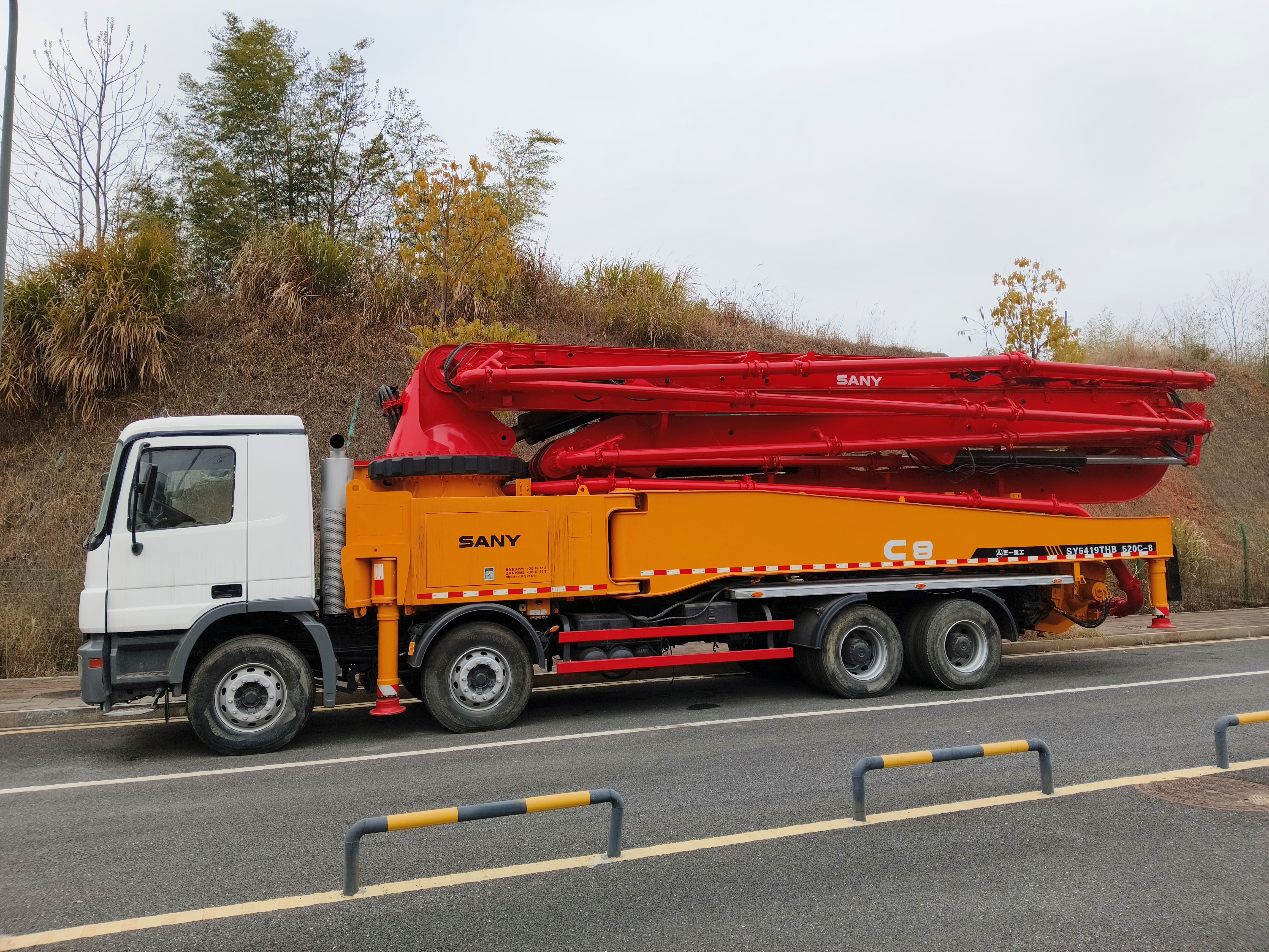 2013 52 m concrete pump truck 52 m installed Mercedes chassis