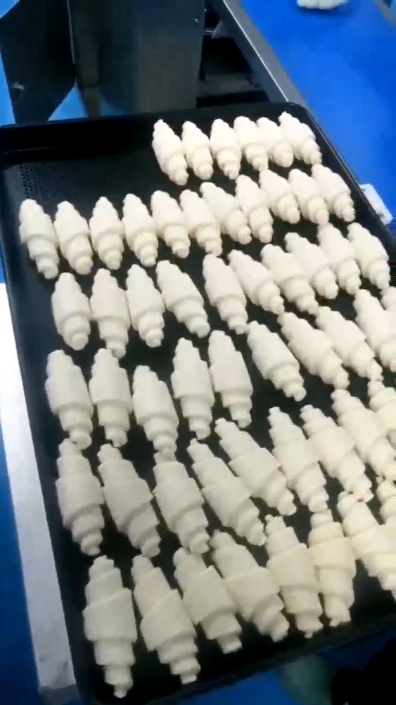 Industrial Unbaked Croissant Making Machine Butter Croissant Dough Cutter Equipment
