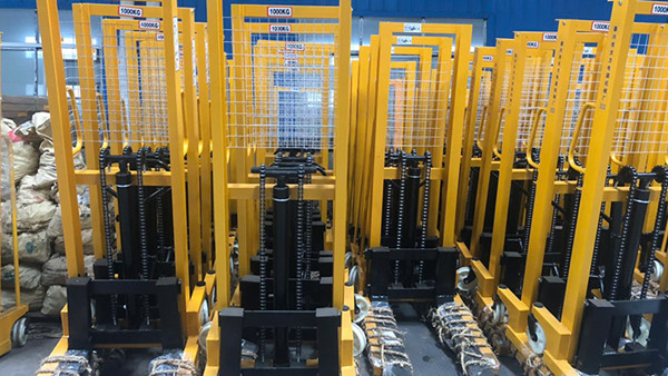 Channel Steel 1100mm Fork 1.6m Straddle Manual Pallet Stacker