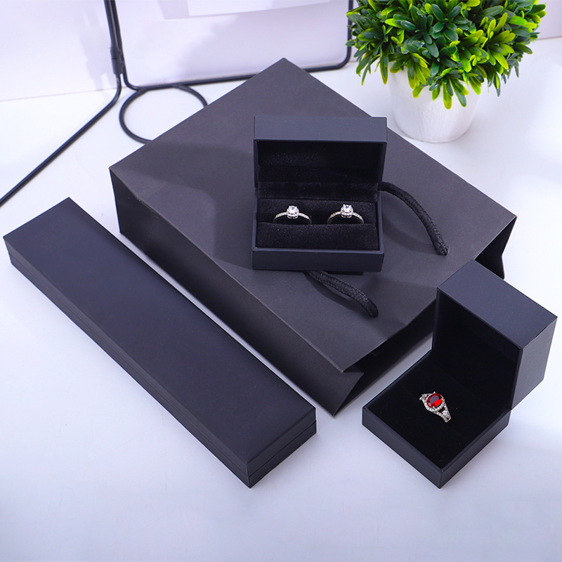 Custom Fashion Leather Small Jewelry Gift Box Packaging with Logo and Personalization
