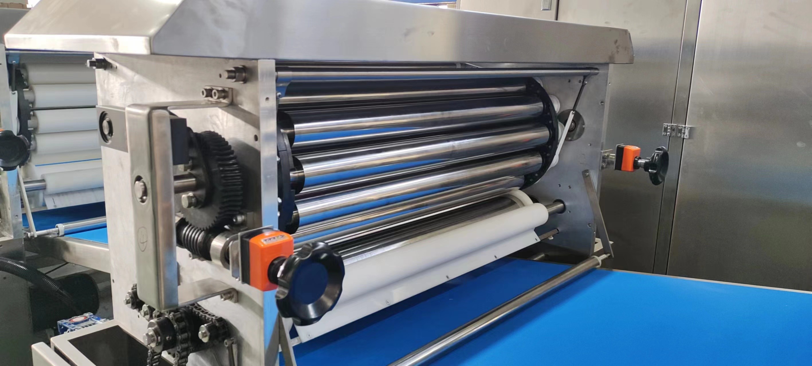 Commercial High-Capacity Automatic Puff Pastry Production Line Cinnamon Roll Machine