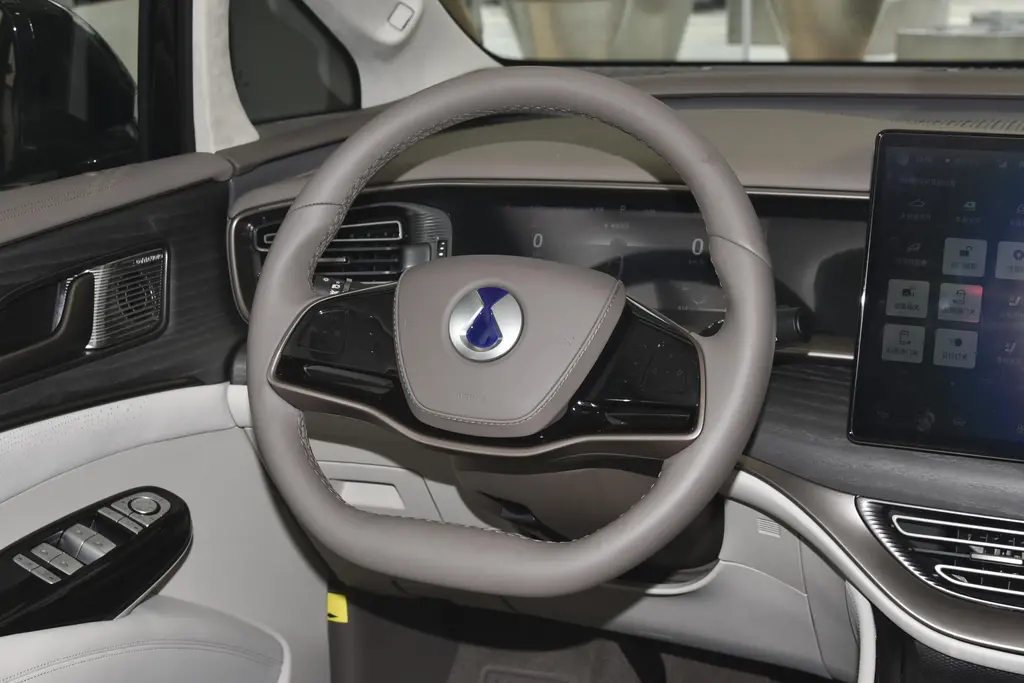 2023 Tengshi D 9 DM-i 970 All Wheel Drive 180km Plug-in Hybrid 7seat MPV with Brown Interior and Maximum Torque of 681Nm