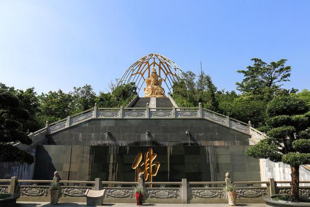 Golden statue of Avalokitesvara in Shenzhen Dahuaxing Temple
