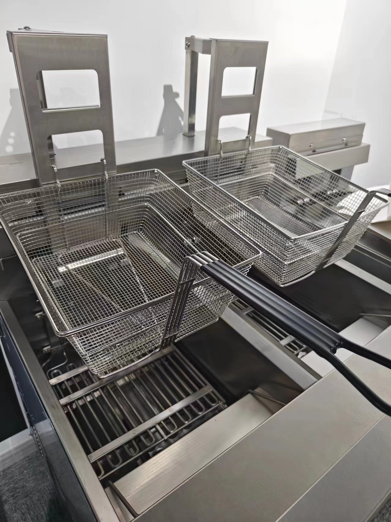 Auto Lift Electric Double Pots 28KW Chips Open Fryer With Oil Filter System