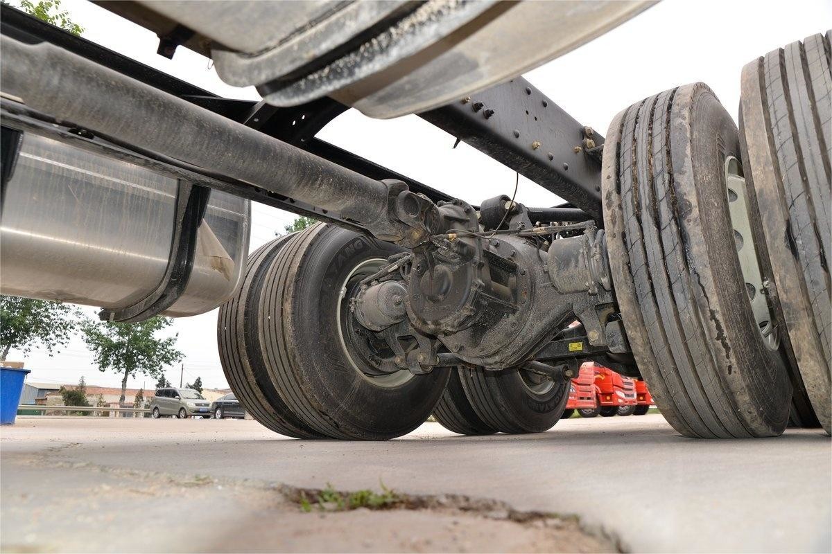 FAW Jiefang Heavy Truck High Top 10-Speed ​​Diesel 8X4 320HP 9.5m Railings Carry Truck Chassis