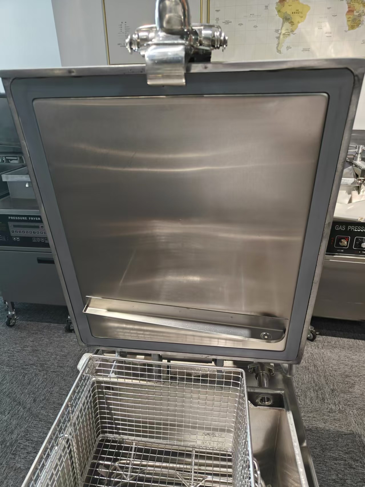 Smart Touch Panel Electric Vertical Chicken Broaster Pressure Fryer With Filtration