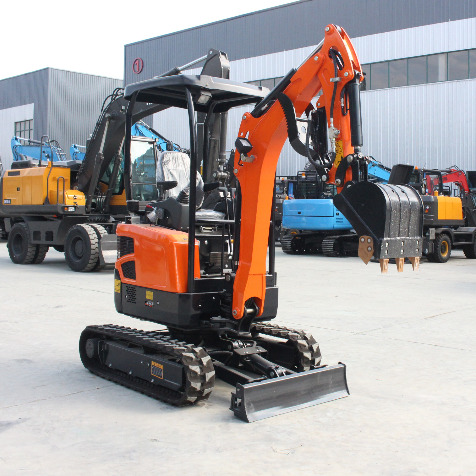 Miniature Earth Mover Mini Digger Excavator 2T For Digging And Lifting