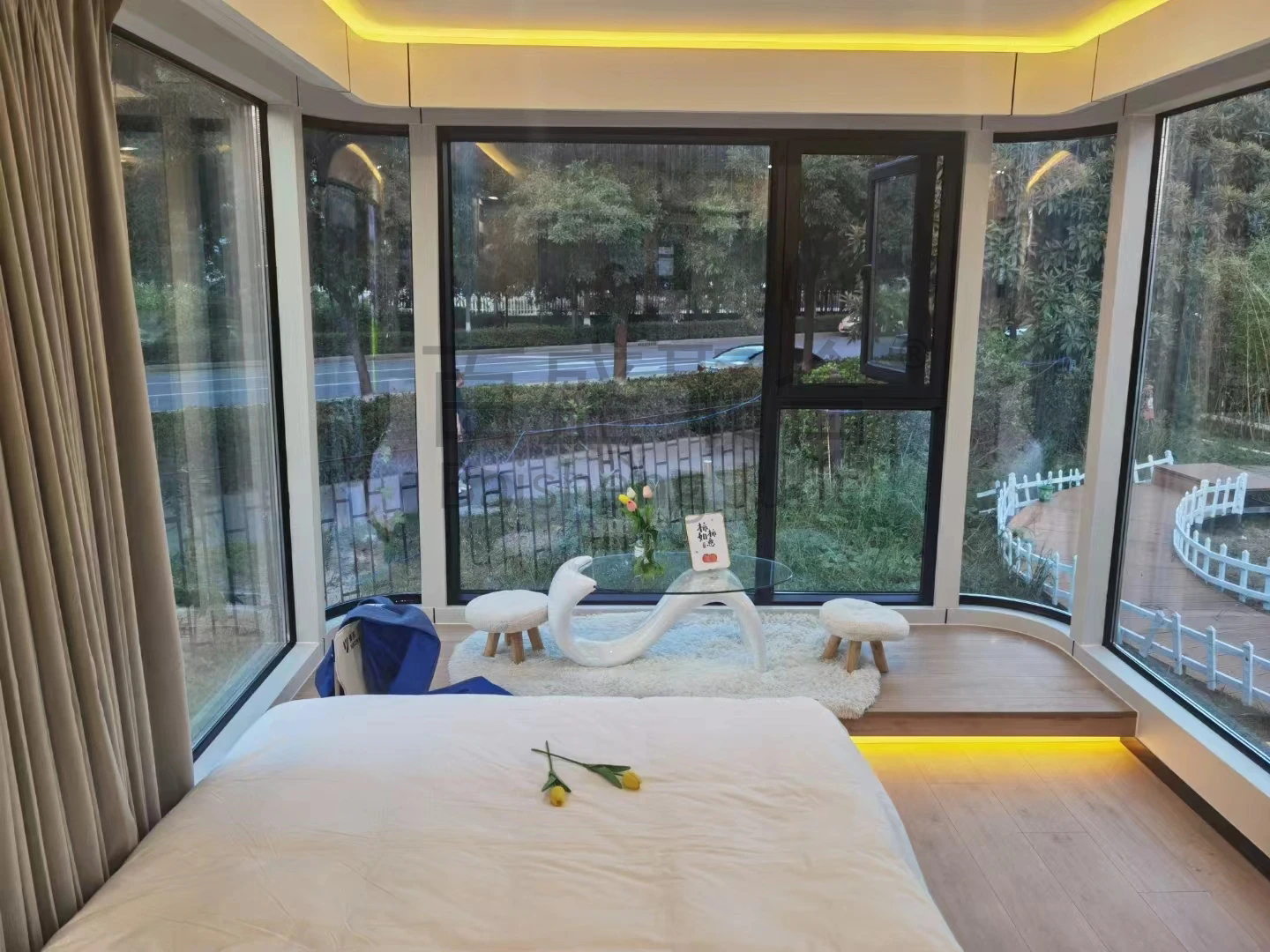 Villa Landscape Decoration Prefab House with Modular Container Home and Space Bed