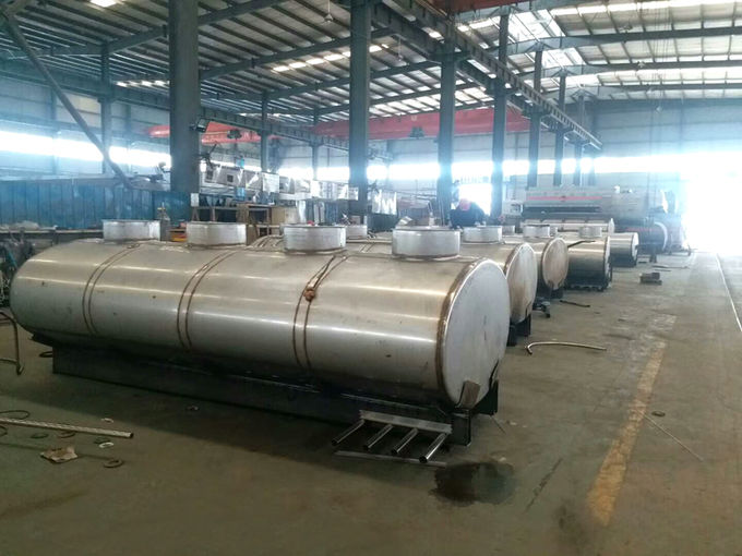 Dongfeng 10CBM Fresh Milk Tank Truck , 10 Ton 4000 Gallon Water Truck