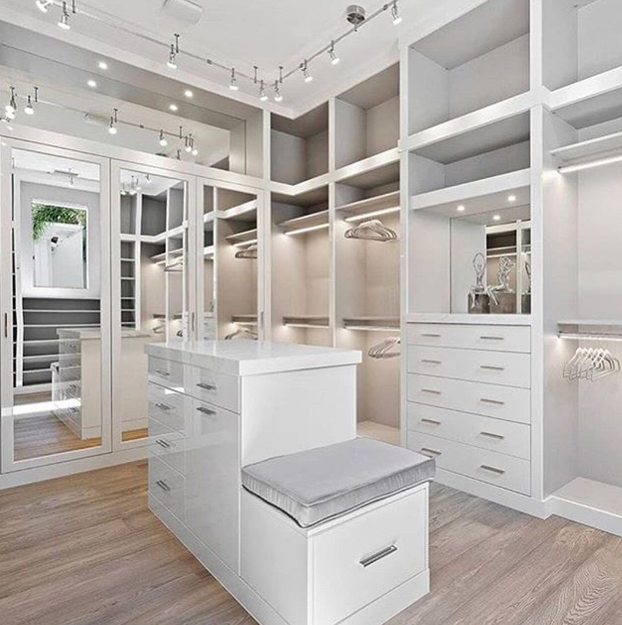 Contemporary Design Style Walk in Closet Storage Wardrobe with Customized Size and Wood