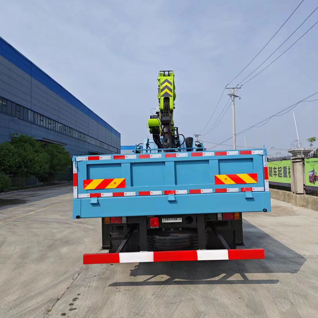 Hot 4x2 12Tons Crane Truck Mounted 220 HP Towing Crane Mounted Truck With 18M Lifting High