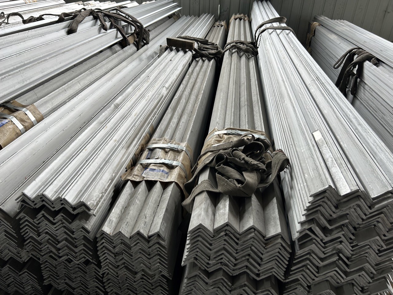200x200 304 Stainless Steel Angle ASTM Rough Turned Polished Hot Rolled