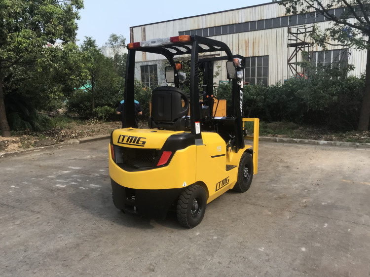 Diesel forklift truck 1.5 ton with 3m lifting height two stage mast