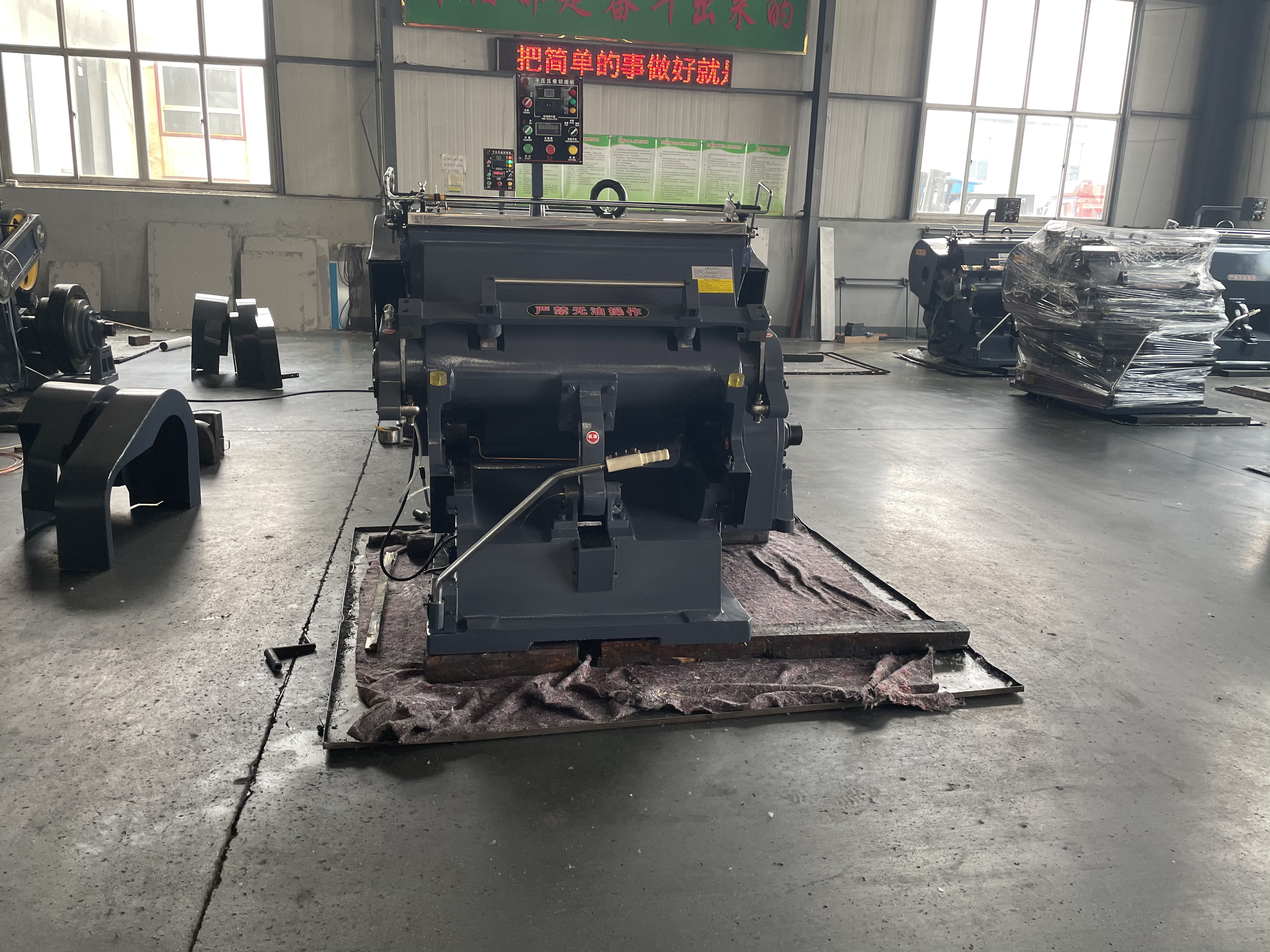 ML1200 Semi Automatic Corrugated Paperboard Die Cutting And Creasing Machine