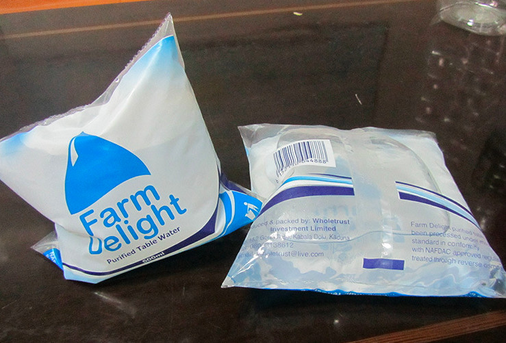 Automatic Liquid Water Juice Milk Sachet Pouch Filling Packing Machine 500ml 1000ml