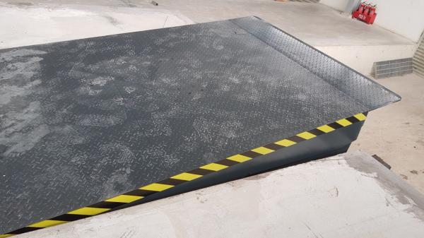 Loading Dock Equipment Hydraulic Dock Levelers 5m Extreme Length CE Approval