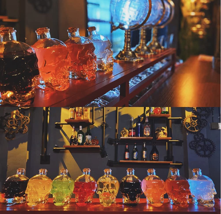 Customized Lead-free Glass Skull Prop Whisky Bottle with Cork 700ml and Customized Logo